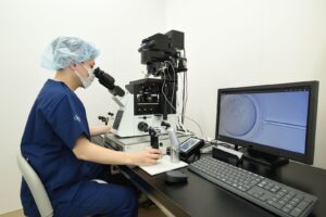 培養士はどう育つ？培養士が受精卵にかける想い｜桜十字渋谷バースクリニック【PR】