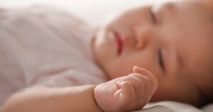 【助産師監修】赤ちゃんがぐっすり眠るために：睡眠サイクルと安心できる環境づくり